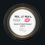 Mustache & Lips Mr. & Mrs. Black & Gold Wedding Magnet<br><div class="desc">Ein Hochzeitsmagnet mit modernem Hochzeitsdesign - glamouröse rosa Kissenlippen und eine maskuline Retro-Look Schnurrbart-Illustration. Set auf schwarzem Chalkboard-Hintergrund mit goldenem Gradientenzirkus in der Mitte. Im Text stehen Herr und Frau,  und Sie können mit Ihren Namen und Hochzeitstag personalisieren.</div>