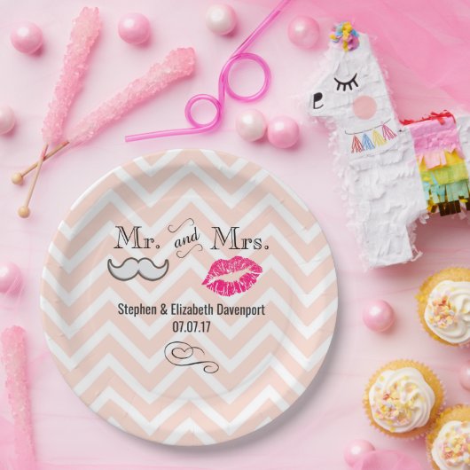 Mustache & Lips Mr. & Mrs Peach Zickzack Wedding Pappteller (Party)