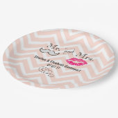 Mustache & Lips Mr. & Mrs Peach Zickzack Wedding Pappteller (Schrägansicht)