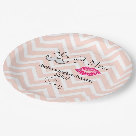 Mustache & Lips Mr. & Mrs Peach Zickzack Wedding Pappteller (Schrägansicht)