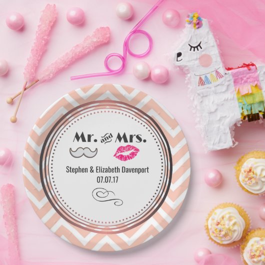 Mustache & Lips Mr. & Mrs Peach Zickzack Wedding Pappteller (Party)