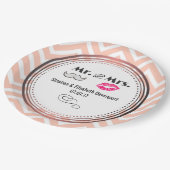 Mustache & Lips Mr. & Mrs Peach Zickzack Wedding Pappteller (Schrägansicht)