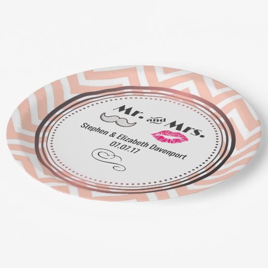 Mustache & Lips Mr. & Mrs Peach Zickzack Wedding Pappteller (Schrägansicht)