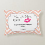 Mustache & Lips Mr. & Mrs Peach Zickzack Wedding Zierkissen<br><div class="desc">Ein Kissen mit modernem Hochzeitsdesign - glamouröse rosa Kissenlippen und eine maskuline Retro-Look Schnurrbart-Illustration. Set auf einem pfirsichfarbenen Zickzack Hintergrund. Im Text steht Mr. und Mrs. und Sie können mit Ihren Namen und Hochzeitstag in einem extravaganten dekorativen Rahmen personalisieren.</div>