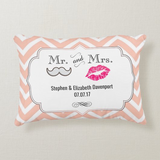 Mustache & Lips Mr. & Mrs Peach Zickzack Wedding Zierkissen (Vorderseite)
