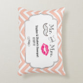 Mustache & Lips Mr. & Mrs Peach Zickzack Wedding Zierkissen (Vorderseite(Vertikal))