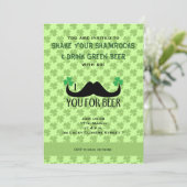 Mustache Sie Bier St Patrick Day Clovers laden Einladung (Stehend Vorderseite)