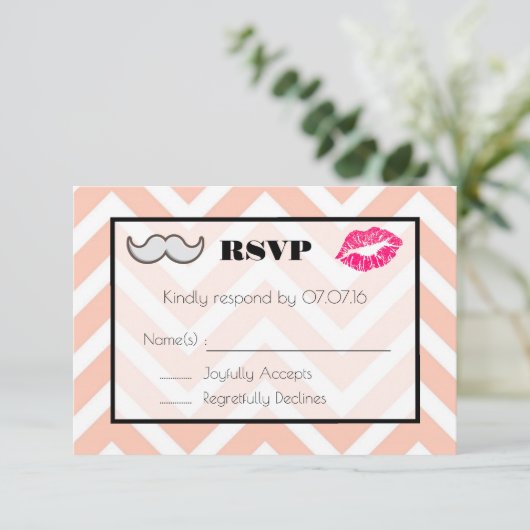 Mustache und Lips Wedding RSVP auf Peach Zickzack (Stehend Vorderseite)