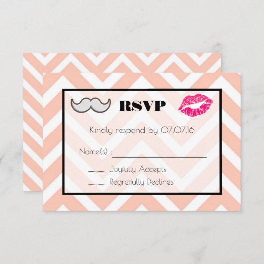 Mustache und Lips Wedding RSVP auf Peach Zickzack (Vorne/Hinten)