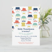 Mustaches Hats Birthday Einladung Angesagt Mens Bo (Stehend Vorderseite)