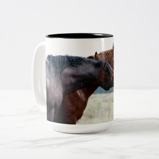 Mustang Stallion und Mare Smitten Tasse (Vorderseite Links)