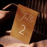 Mustard Brown Minimalistische Script-Hochzeit im H Tischnummer<br><div class="desc">Diese elegante Hochzeitskarte mit einem feinen, braunen Hintergrund und einem zarten, weißen Drehbuch und einer fett nummerierten Tischnummer sorgt für ein gepflegtes, modernes Aussehen. Der ockerfarbene, würzige Ton verleiht ihm ein einladendes, erdreiches Ambiente - ideal für Herbsthochzeiten, rustikale Empfang oder gemütliche Feiern im Freien. Dieses Minimalistische und doch auffällige Design...</div>