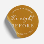 Mustard Probe Dinner | Nacht vor Boho Fall Runder Aufkleber<br><div class="desc">Fügen Sie Ihrer Hochzeitsfeier eine kühle und erdige Touch mit diesem senfarbenen Rundaufkleber mit dem Satz "The Night Before" hinzu. Mit seinem goldenen und warmen Ton ist dieses Design ideal für Hochzeiten im Herbst, Boheme und rustikale Feiern. Verwenden Sie es zum Siegel von Umschlägen, zum Etiketten von Begrüßungstaschen oder zum...</div>