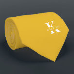 Mustard Yellow Eleganmonogramm   Name | beidseitig Krawatte<br><div class="desc">Eine elegante Krawatte mit einem fett-weißen Monogramm über einen tiefen Mustard Yellow Hintergrund.  Zusätzlich zu diesem Monogramm sitzt Ihr Vor- oder Nachname in allen Hauptstädte.  Über 40 einzigartige Farben sind sowohl in einseitigen als auch in zweiseitigen Ausführungen erhältlich. Sie können sie durchsuchen,  indem Sie auf den Link Sammlung klicken.</div>