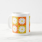 Mustard Yellow Orange Daisy Retro Checkerboard Kaffeetasse (Vorderseite Links)