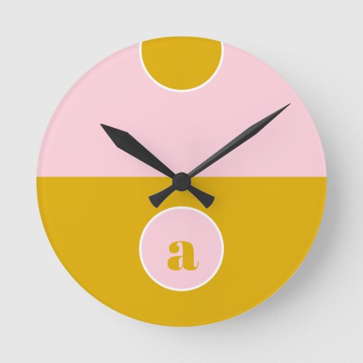 Mustard Yellow Pink Monogram Runde Wanduhr (Vorderseite)