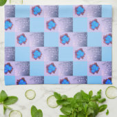Muster aus Quadraten und blauen Blüten Geschirrtuch (Gefaltet)