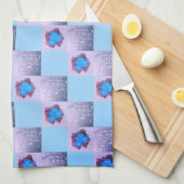 Muster aus Quadraten und blauen Blüten Geschirrtuch (Viertel Falte)