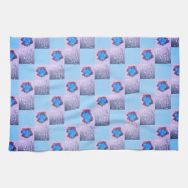 Muster aus Quadraten und blauen Blüten Geschirrtuch