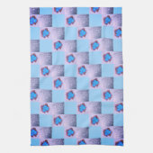 Muster aus Quadraten und blauen Blüten Geschirrtuch (Vertikal)