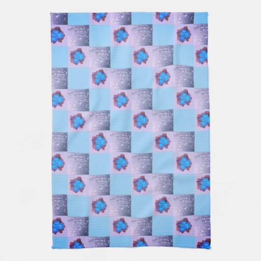 Muster aus Quadraten und blauen Blüten Geschirrtuch (Vertikal)