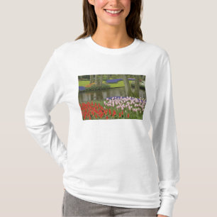 Muster aus Tulpen und Traubenhyazinthenblüten, T-Shirt