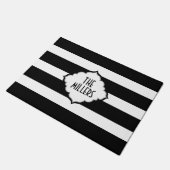 Muster aus weißen und schwarzen Streifen Fußmatte (Schrägansicht)