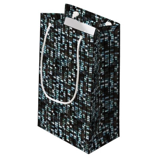 Muster beleuchteter Fenster Kleine Geschenktüte (Rückseite Schrägansicht)