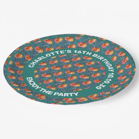 Muster der Blume der Rose gegen den mosaikischen H Pappteller (Schrägansicht)