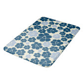 Muster der Blume - Dunkelblau, hellblau und cremef Badematte (Schrägansicht)