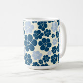Muster der Blume - Dunkelblau, hellblau und cremef Kaffeetasse (VorderseiteRechts)