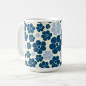 Muster der Blume - Dunkelblau, hellblau und cremef Kaffeetasse (Vorderseite Links)