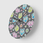 Muster der Cartooneulen Runde Wanduhr (Winkel)