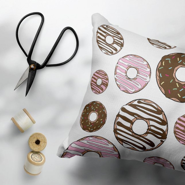Muster der Donuts, rosa Donuts, braune Donuts Dekokissen (Von Creator hochgeladen)
