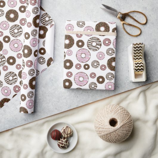 Muster der Donuts, rosa Donuts, braune Donuts Geschenkpapier (Kunsthandwerk)