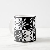 Muster der grafischen Blume Schwarz/Weiß Kaffeetasse (Vorderseite Links)
