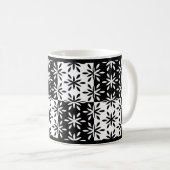 Muster der grafischen Blume Schwarz/Weiß Kaffeetasse (VorderseiteRechts)