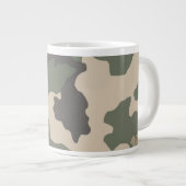 Muster der grünen Camouflage Jumbo-Tasse (Vorderseite Rechts)
