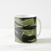 Muster der grünen Tiger Streifen-Camouflage Kaffeetasse (VorderseiteRechts)