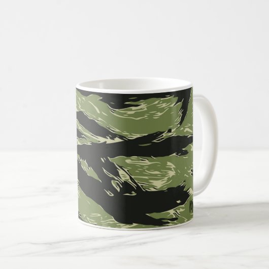 Muster der grünen Tiger Streifen-Camouflage Kaffeetasse (VorderseiteRechts)
