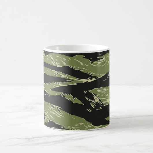 Muster der grünen Tiger Streifen-Camouflage Kaffeetasse (Mittel)