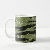 Muster der grünen Tiger Streifen-Camouflage Kaffeetasse (Links)