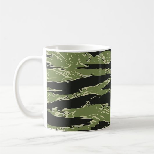 Muster der grünen Tiger Streifen-Camouflage Kaffeetasse (Links)