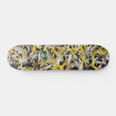 Muster der herunterfallenden Blätter auf schwarz Skateboard (Horizontal)