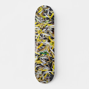 Muster der herunterfallenden Blätter auf schwarz Skateboard