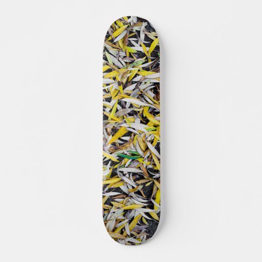 Muster der herunterfallenden Blätter auf schwarz Skateboard (Vorne)