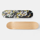 Muster der herunterfallenden Blätter auf schwarz Skateboard (Horizontal)