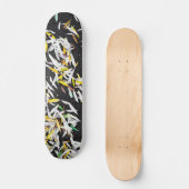 Muster der herunterfallenden Blätter auf schwarz Skateboard (Vorderseite)
