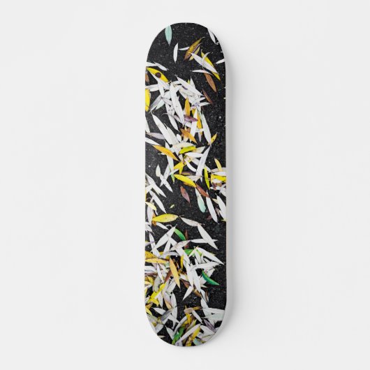Muster der herunterfallenden Blätter auf schwarz Skateboard (Vorne)