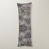 Muster der lila Wildblume Seitenschläferkissen (Rückseite (Vertikal))